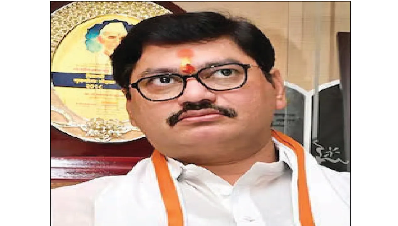  ଦେବେନ୍ଦ୍ର ଫଡ଼ନାବିସଙ୍କ ମନ୍ତ୍ରିମଣ୍ଡଳରୁ ଇସ୍ତଫା ଦେଲେ ଧନଞ୍ଜୟ ମୁଣ୍ଡେ