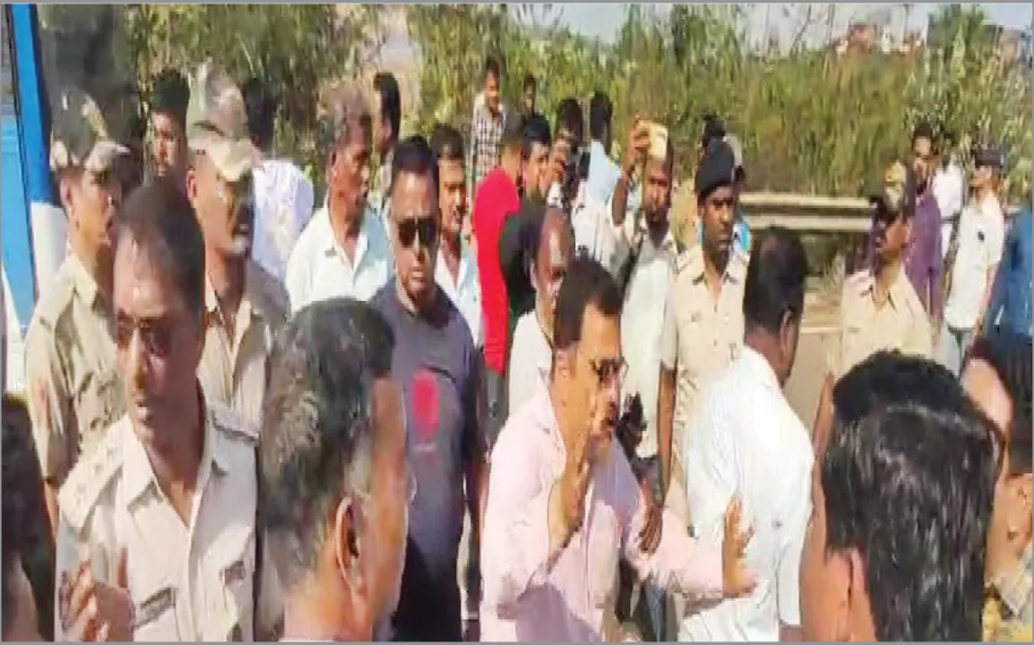  ଅଟୋ ଫିଟ୍‌ନେସ୍ ଯାଞ୍ଚ ପ୍ରକ୍ରିୟାକୁ ବିରୋଧ: ଆର୍‌ଟିଓ କାର୍ଯ୍ୟାଳୟ ଫାଟକରେ ତାଲାପକାଇଲା ବସ୍ ମାଲିକ ସଂଘ