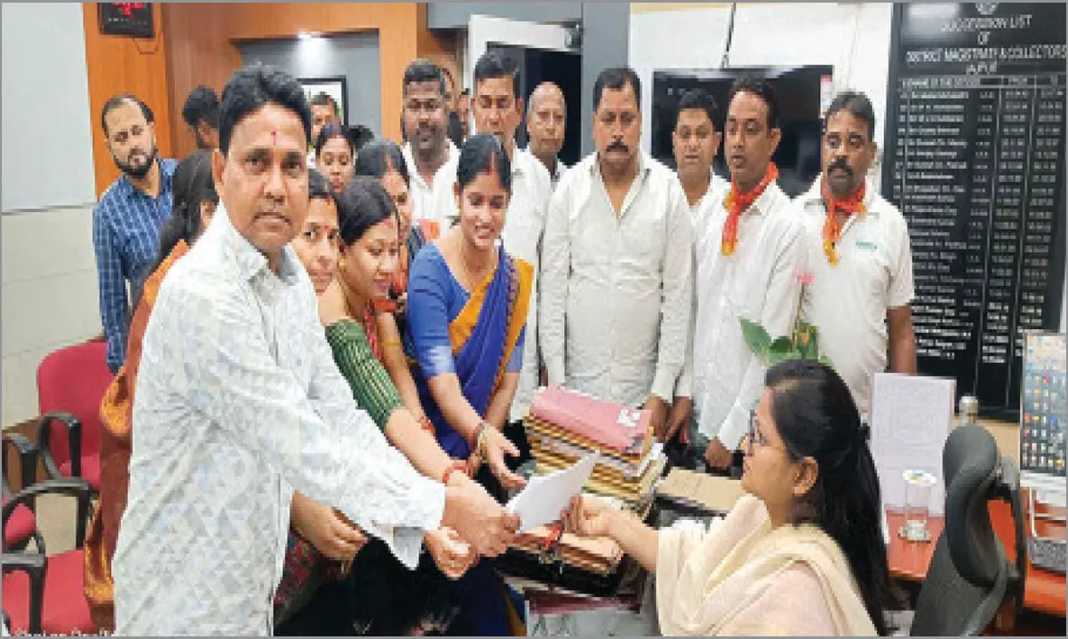  ବ୍ୟାସନଗରରେ ବିଜେଡି କନ୍ଦଳ ତେଜିଲା: ପୌରାଧ୍ୟକ୍ଷାଙ୍କ ବିରୋଧରେ ଅନାସ୍ଥା ଆଗତ