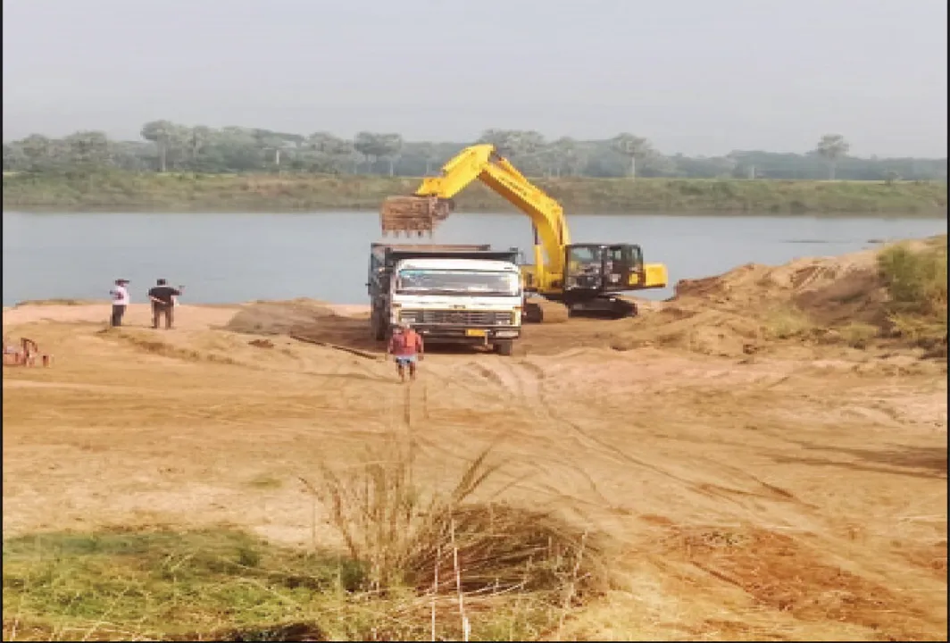  କେନ୍ଦ୍ରାପଡ଼ାରେ ଦୁଇ ମାସରେ ଶହେ କୋଟିର ବାଲି ଚୋରି: ରେକର୍ଡରେ ଚାଲିଛି ଦୁଇ ବାଲିଘାଟ, ୩୦ ଘାଟରୁ ଉଠୁଛି ବେଆଇନ୍ ବାଲି