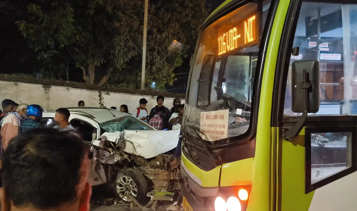  ମୋ ବସ୍‌ ଓ କାର୍‌ ମୁହାଁମୁହିଁ ଧକ୍କା: କାର୍‌ ଚାଳକ ଗୁରୁତର, ୩ ଯାତ୍ରୀ ଆହତ