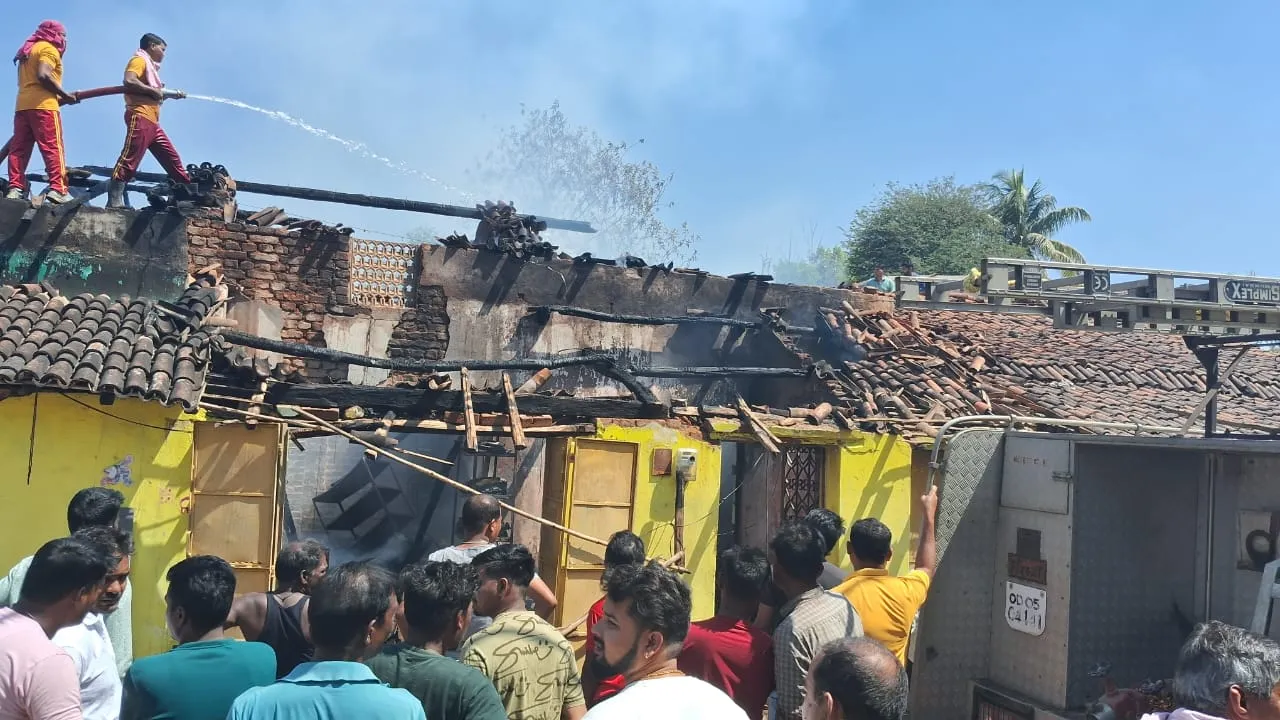  କିଞ୍ଜିରକେଲା ବସଷ୍ଟାଣ୍ଡ ଛକରେ ଭୟାବହ ଅଗ୍ନିକାଣ୍ଡ:  ଅଳ୍ପକେ ବର୍ତ୍ତିଲେ ଦୋକାନ ମାଲିକ