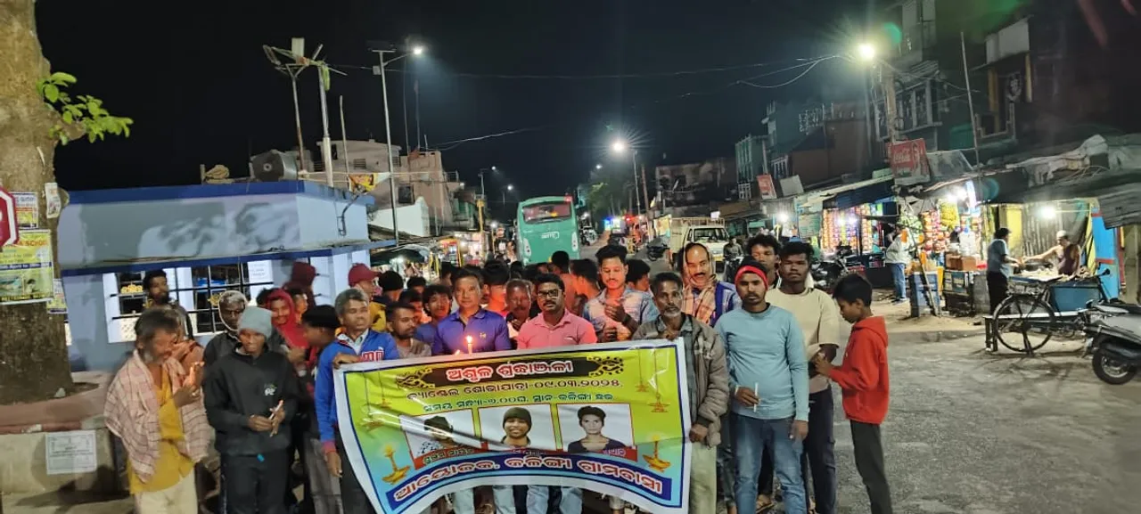  Kalinga residents pay tribute to three people who lost their lives in an accident by holding a candlelight procession Photograph: (sambad.in) 