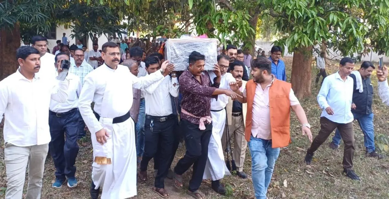  Last rites performed in a mournful atmosphere in G.Udayagiri Photograph: (sambad.in) 