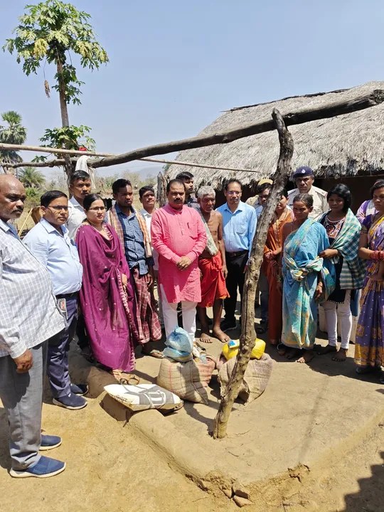  ଜାମୁଖୋଲ ଗ୍ରାମରେ ପହଞ୍ଚି ଅଗ୍ନି ବିପନ୍ନ ପରିବାରକୁ ଭେଟିଲେ ସରକାରୀ ମୁଖ୍ୟ ସଚେତକ, ସହାୟତା ପାଇଁଁ ପ୍ରଶାସନକୁ ନିର୍ଦ୍ଦେଶ