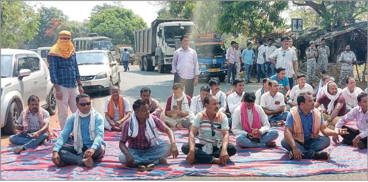  ବୀମା ଓ ଇନ୍‌ପୁଟ୍‌ ସହାୟତା ଦାବି: ତେଜିଲା ଚାଷୀ ଆନ୍ଦୋଳନ, ରେଳ ଷ୍ଟେସନ୍‌ ଜଗିଲା ପୁଲିସ, ରାଜରାସ୍ତାରେ ଗର୍ଜିଲେ ଚାଷୀ