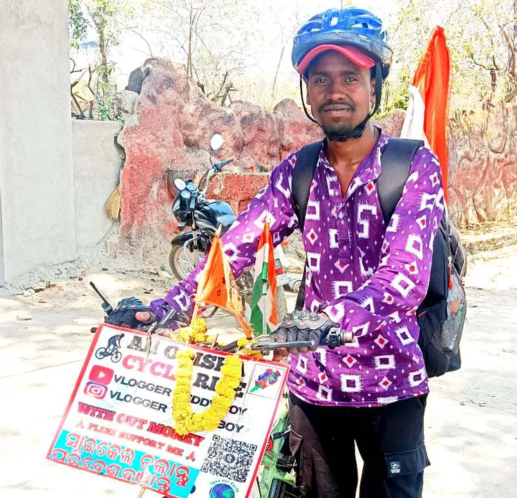  Youth completes entire Odisha cycling tour Photograph: (sambad.in) 