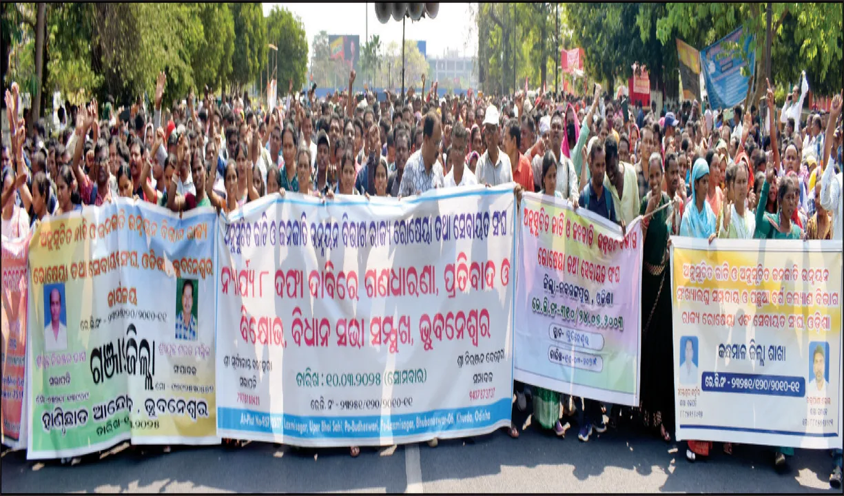  ସ୍ଥାୟୀ ନିଯୁକ୍ତି ଦାବିରେ ହଷ୍ଟେଲ୍‌ ରୋଷେୟା ଓ ସେବାୟତଙ୍କ ବିକ୍ଷୋଭ