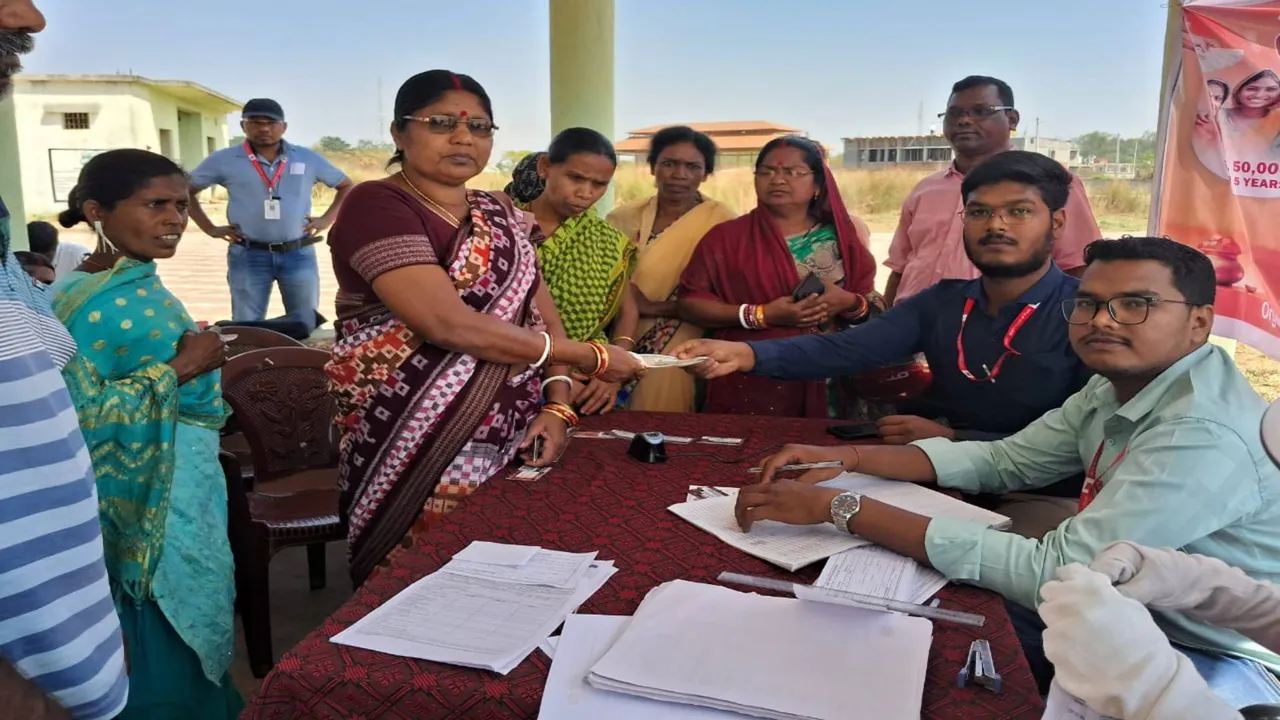  Rairangpur Postal Division's Muktakash Shivir: Hundreds of Subhadra sisters given benefits Photograph: (sambad.in) 