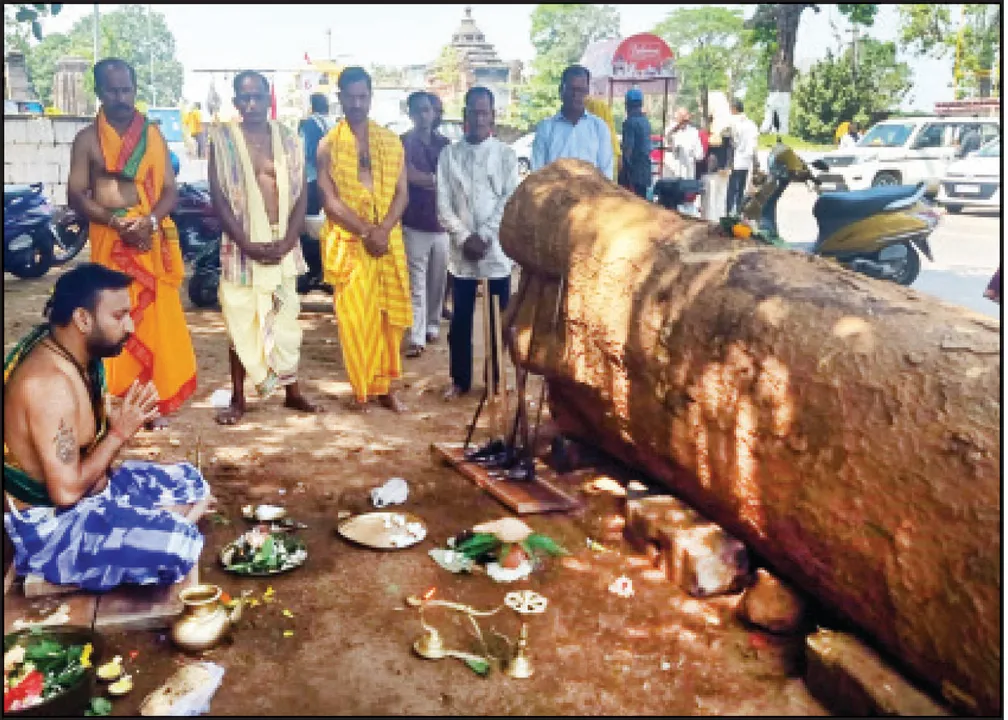  ବିଳମ୍ବିତ ରାତିରେ ହେଲା ଅଗ୍ନି ଉତ୍ସବ: ଦୁଇ ତିଥିର ଭୋଗ ଖାଇଲେ ଶ୍ରୀଲିଙ୍ଗରାଜ, ରୁକୁଣା ରଥ ନିର୍ମାଣ କାମ ଅନୁକୂଳ