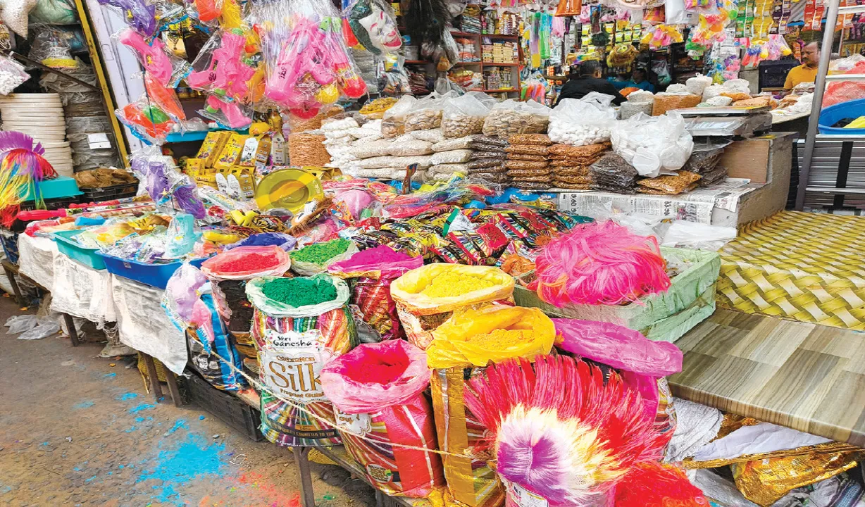  ଆସୁଛି ହୋଲି ରଙ୍ଗର ପସରା ମେଲି...
