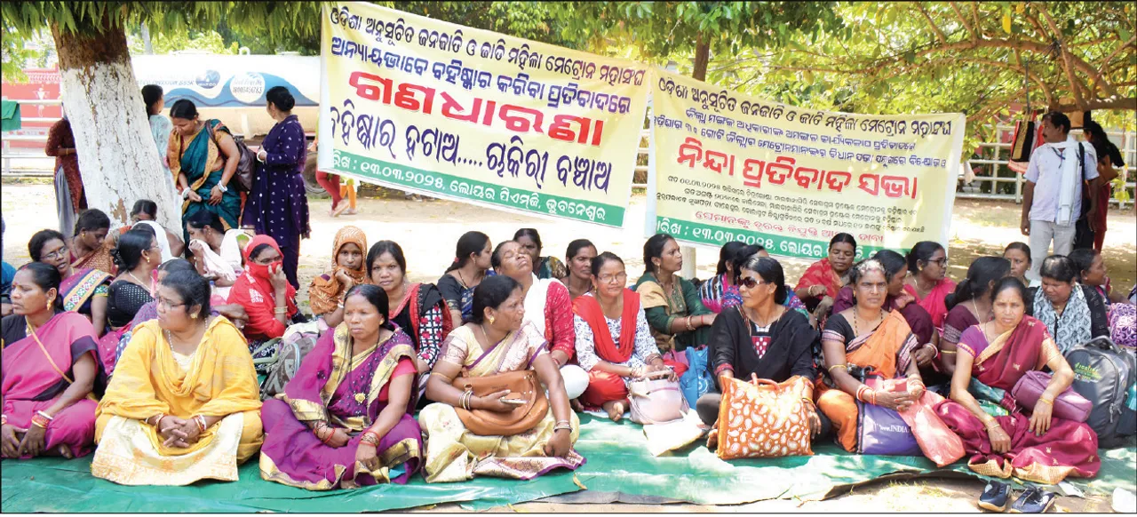  ମହିଳା ମାଟ୍ରୋନ୍‌ଙ୍କ ବ‌ହିଷ୍କାର ପ୍ରତ୍ୟାହାର ଦାବି
