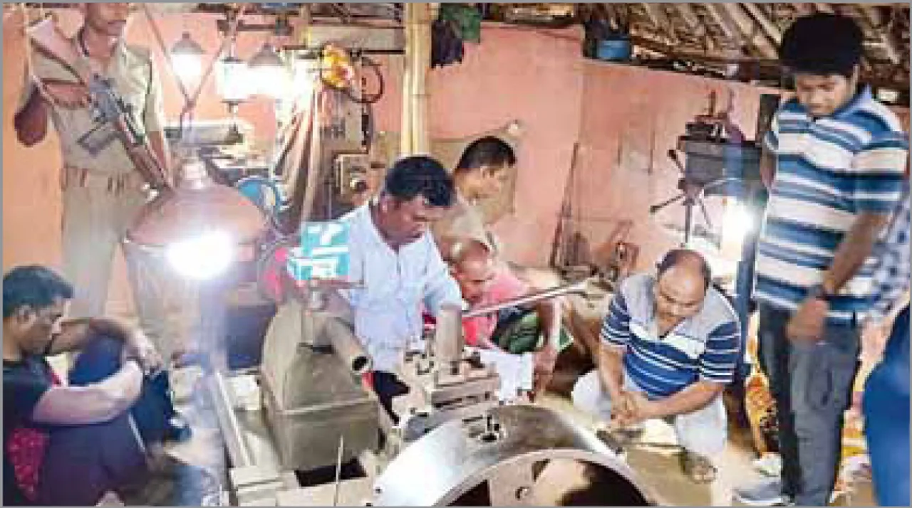  କଟକରେ ବନ୍ଧୁକ କାରଖାନା: ଖତ ଗାଡ଼ିଆରୁ ୨୯ ବନ୍ଧୁକ ଜବତ, ସିଢ଼ୁଆ ନଦୀ କୂଳରେ ବିହାରୀ ମିସ୍ତ୍ରିଙ୍କ ଆଡ଼ା