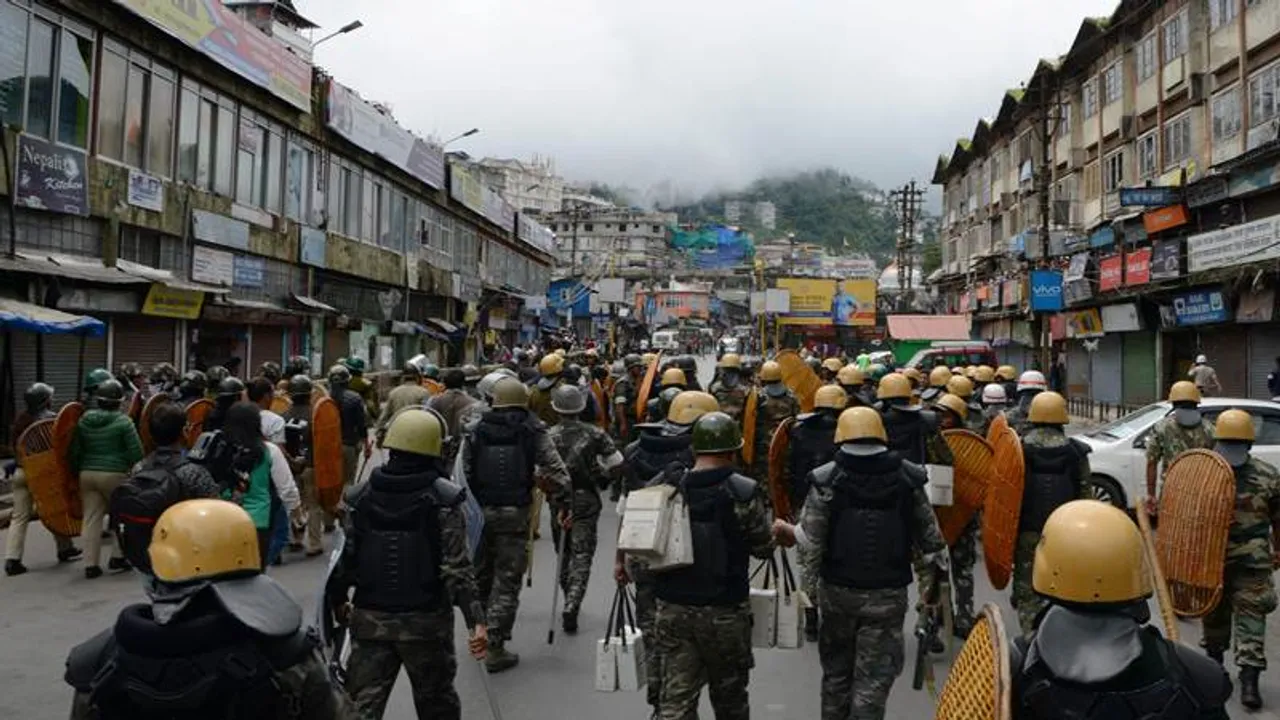  Indian police gather during a protest by supporters of the Gorkha Janmukti Morcha (GJM) amid a general strike called by the GJM in Darjeeling on June 13, 2017.
Thousands of tourists fled the Indian hill resort of Darjeeling on June 12 after local activists demanding the creation of a new Indian state warned that a general strike could degenerate into violence. Hundreds of troops and riot police patrolled the streets of the famed tea-producing resort in eastern India as panicked tourists packed their bags. / AFP PHOTO / DIPTENDU DUTTA 