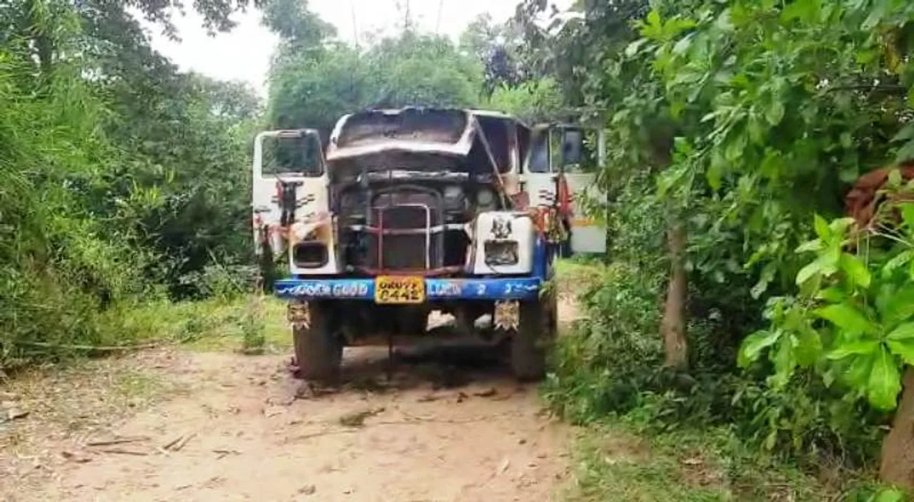  ବାଲି ଚୋରାଚାଲାଣ ଖବର ପାଇ ୩ଟି ଟ୍ରକ୍, ଟ୍ରାକ୍ଟର୍ ଓ ବାଇକ ପୋଡ଼ିଦେଲେ ଉତ୍ତ୍ୟକ୍ତ ଲୋକ