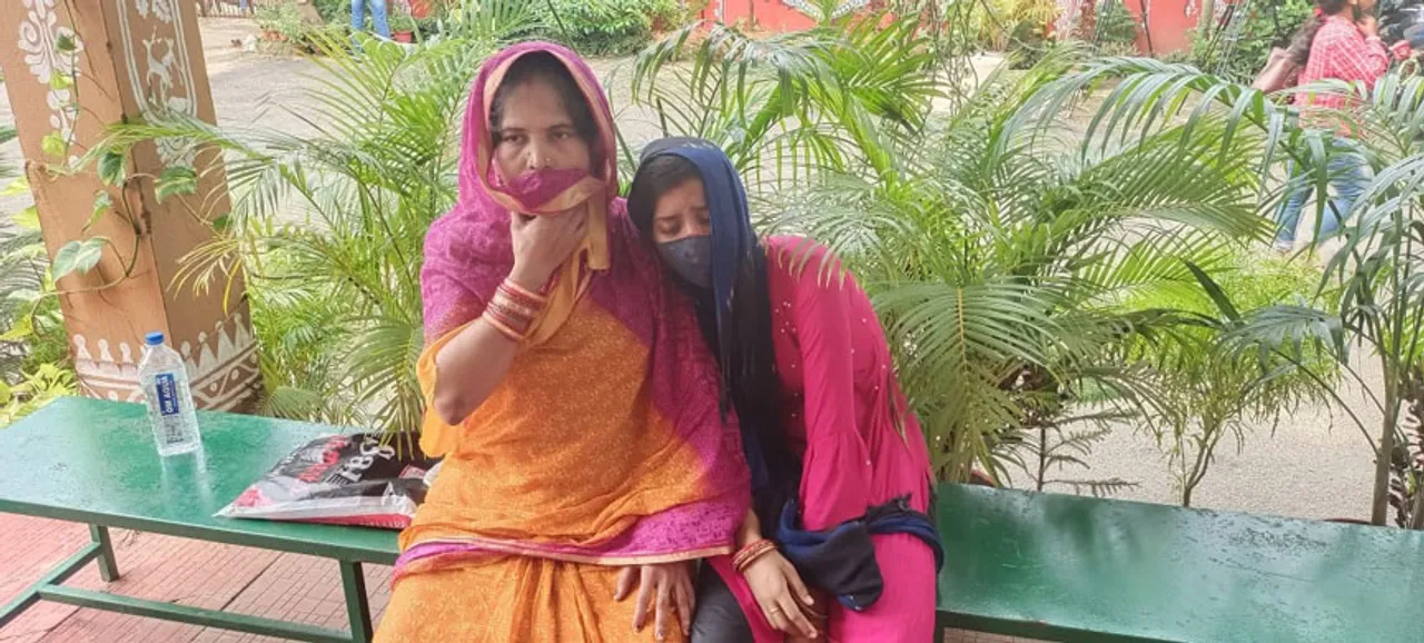  ‘ଚିକୁନ୍ କେବଳ ମୋର, ତାଙ୍କୁ ମୋତେ ଫେରାଇ ଦିଅ’, ଗଣମାଧ୍ୟମ ଆଗରେ ପତ୍ନୀଙ୍କ ଆକୁଳ କ୍ରନ୍ଦନ