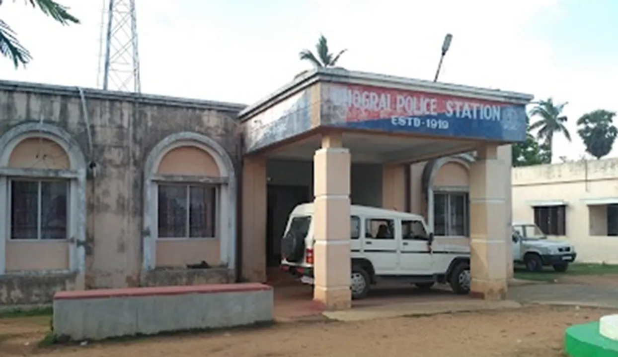  ବେଆଇନ ମଦ କାରବାରକୁ ନେଇ ବ୍ୟବସାୟୀଙ୍କ ସହ ମୁଁହାମୁହିଁ ହେଲେ ଶତାଧିକ ମହିଳା