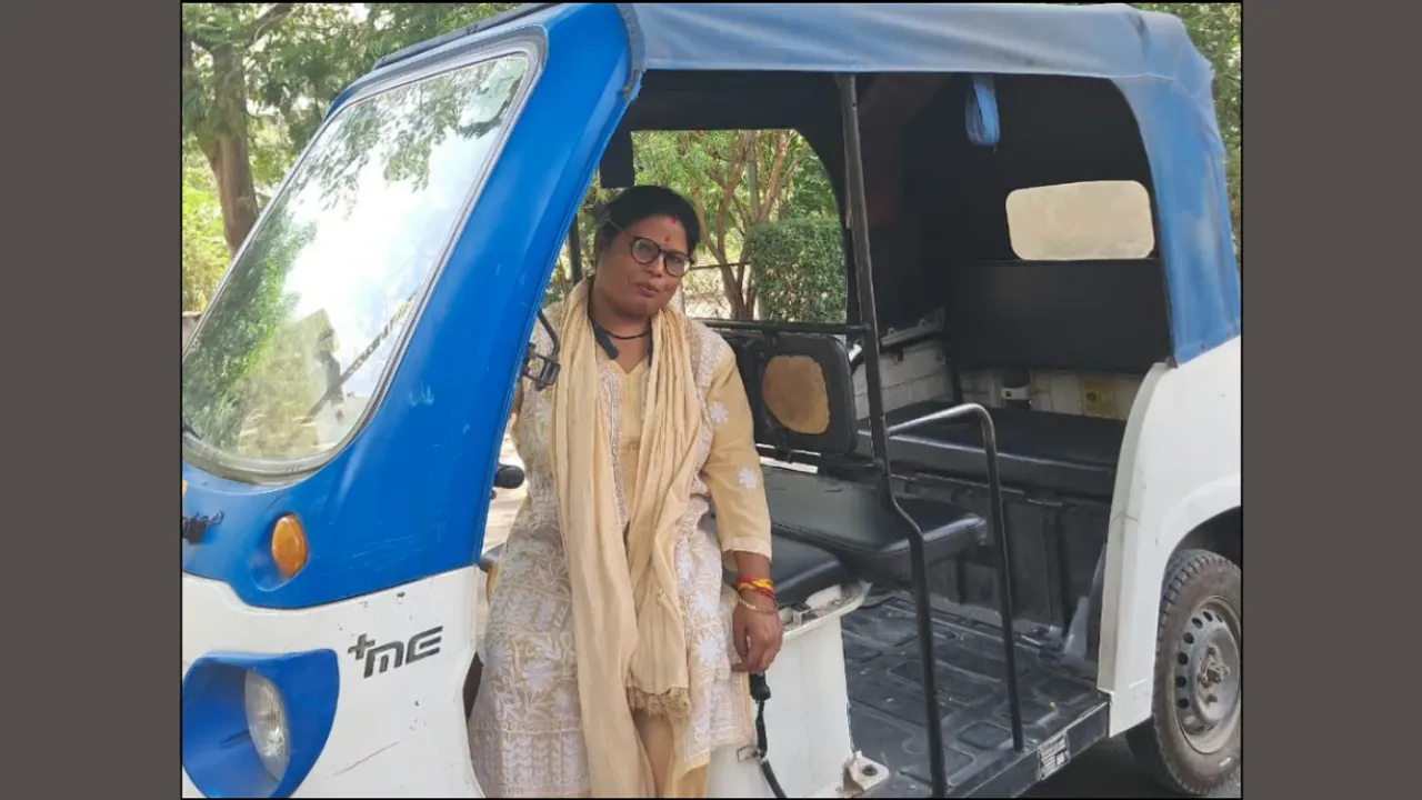 differently abled e-rickshaw driver