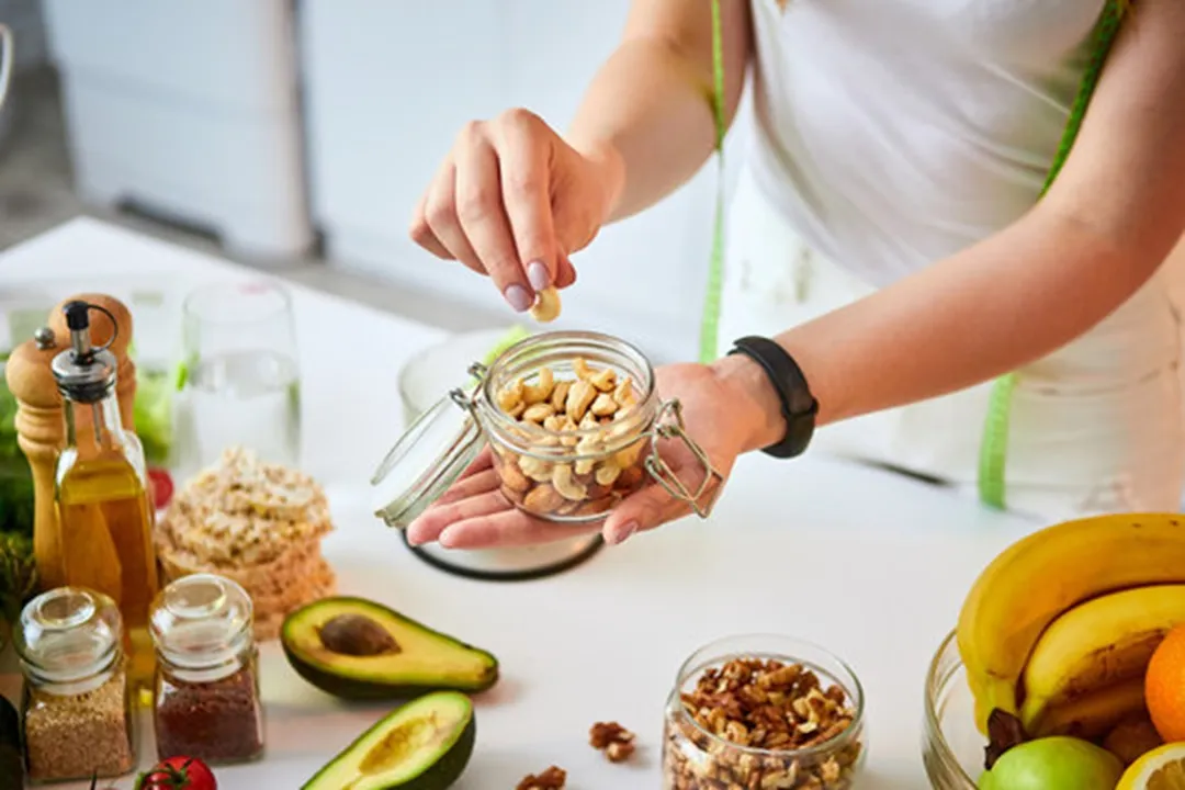 curbing cravings snack | Image from Adobe Stock