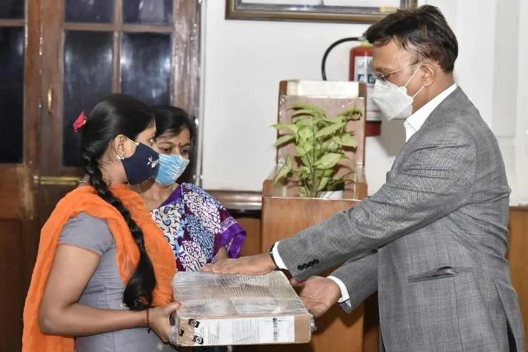 Flower girl gets laptop ,The Viral Teen Banashankari Gets A Laptop From BBMP Chief