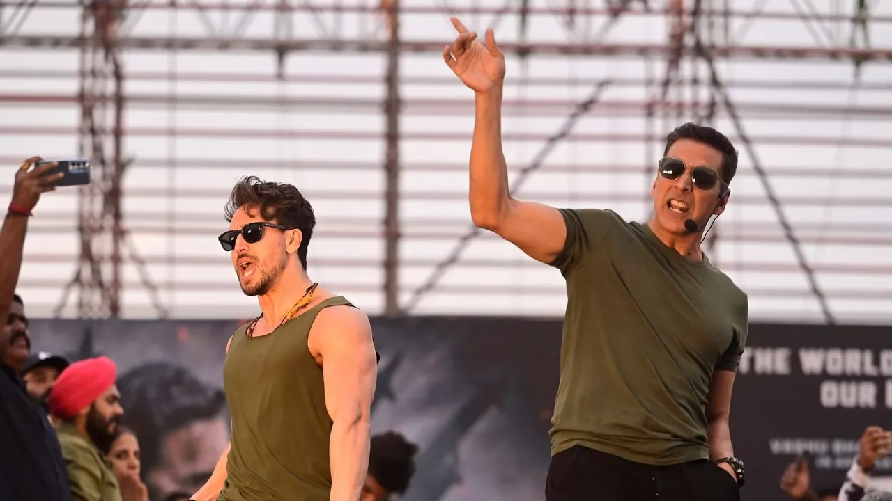  Akshay Kumar and Tiger Shroff greeted with slipper welcome in Lucknow, stampede erupts at Bade Miyan Chote Miyan event