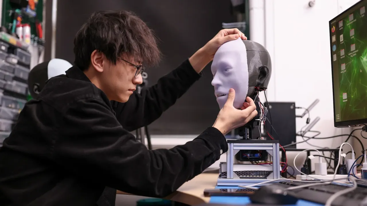  Emo, a robot that can predict your smile