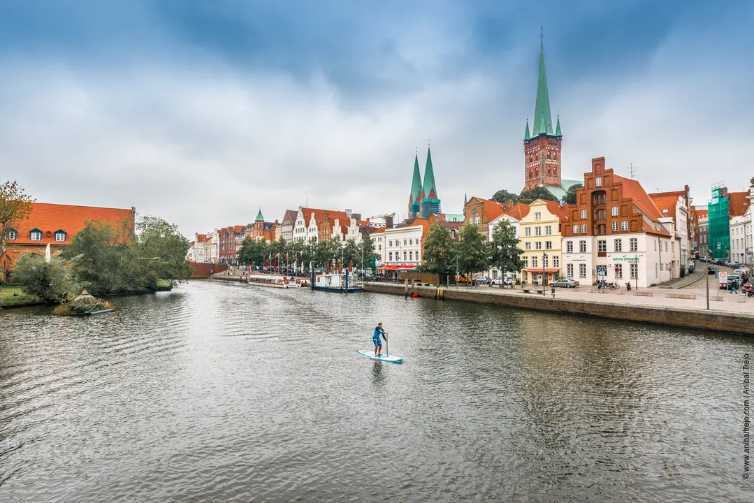 Lübeck_Auf_der_Trave_durch_die_Altstadt,_Stand-up_paddling GERMANY.jpg