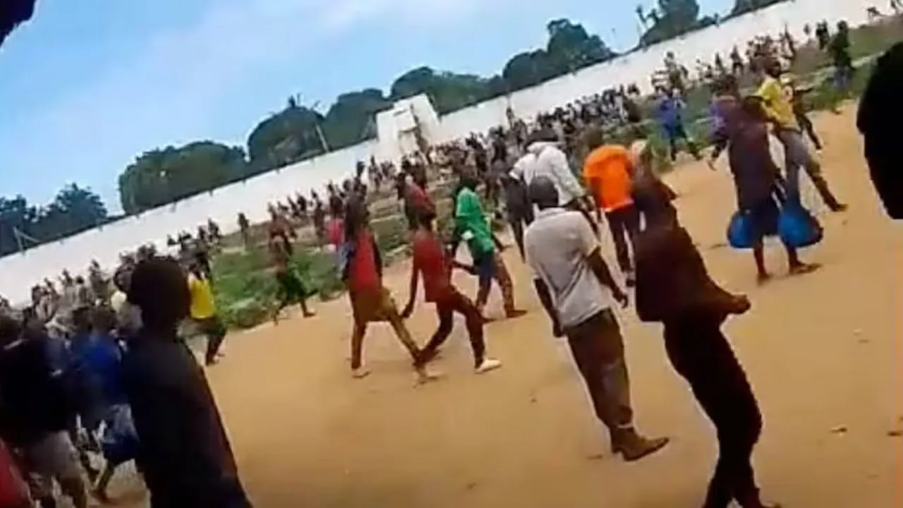  Mozambique prison riot Photograph: (Reuters) 