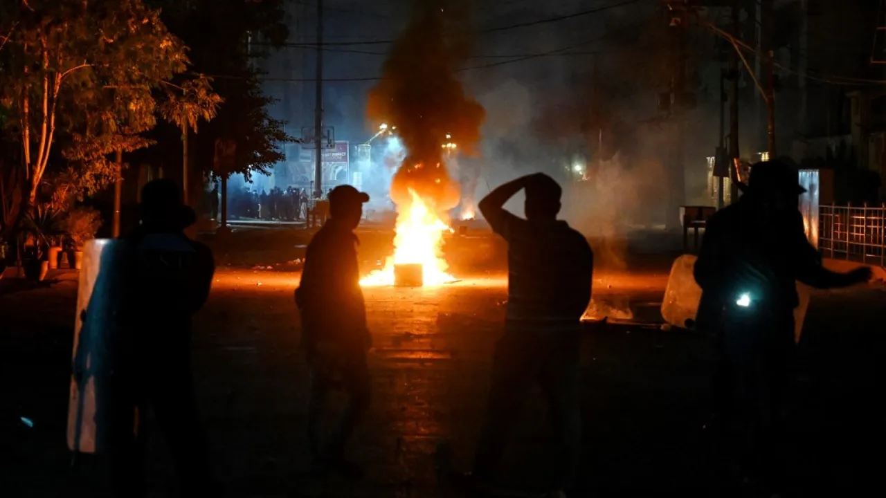  Police personnel (front) disperse Shiite Muslim protesters (back) during a demonstration in Karachi on December 31, 2024, to condemn sectarian clashes in Pakistan's Kurram district, bordering Afghanistan. Photograph: (AFP) 