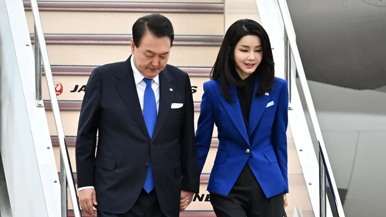  S Korean Prez Yoon Suk Yeol in doom loop after probe launched on wife against thesis 'plagiarism' Photograph: (AFP) 