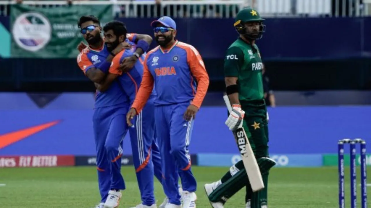  Indian players celebrate a wicket Photograph: (AFP) 