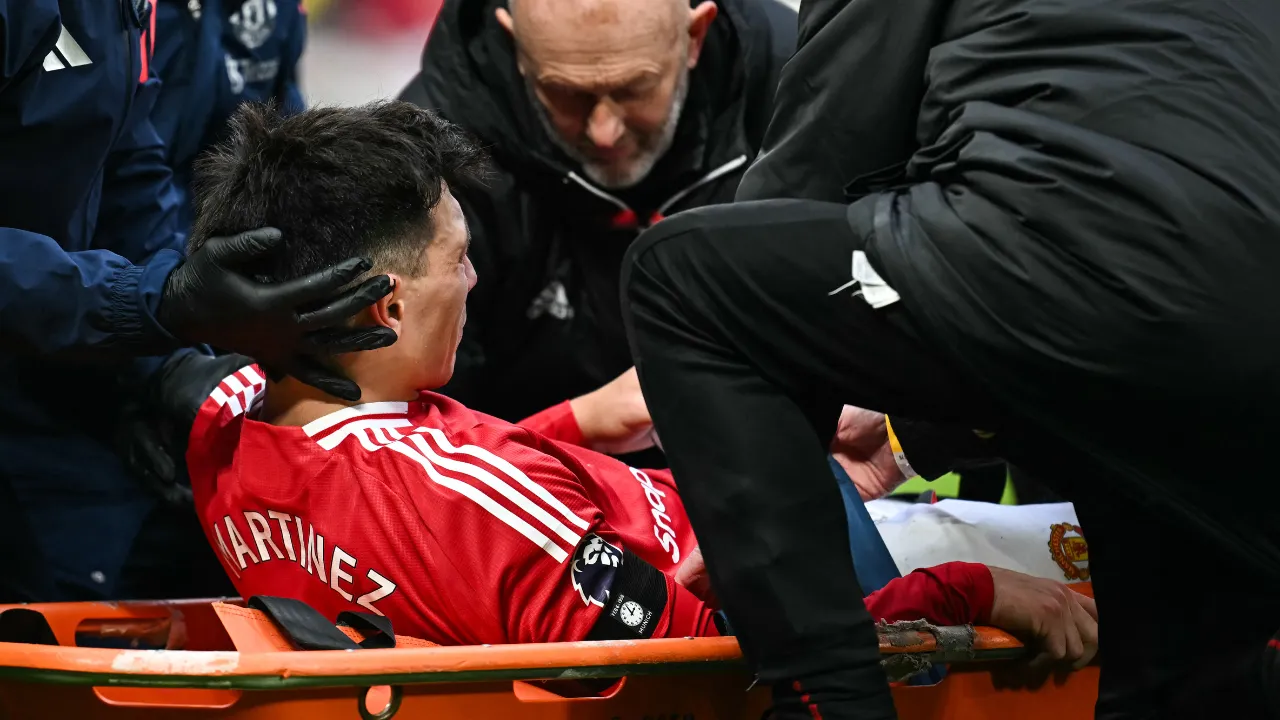  Premier League: Manchester United confirm Lisandro Martinez cruciate ligament injury Photograph: (AFP) 