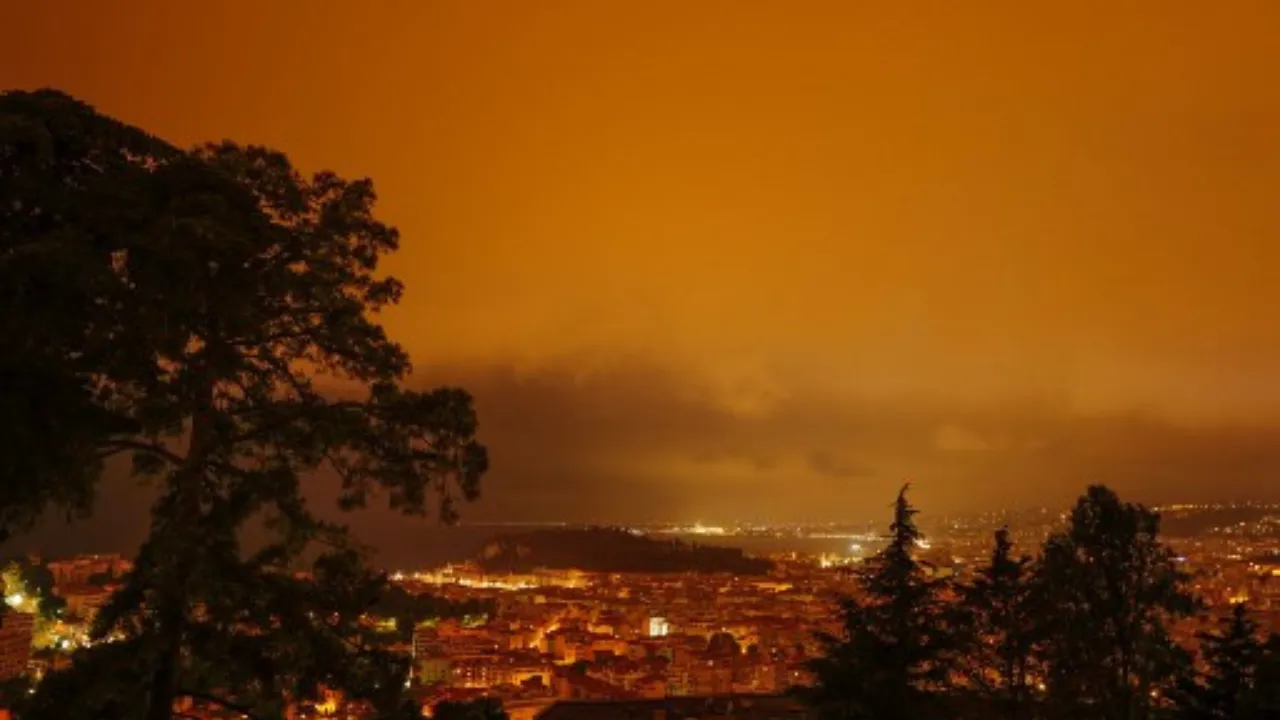  [File photo] This photograph shows thick sand dust blown in from the Sahara giving the sky a yellowish appearance above the French riviera city of Nice, southern France, on the night of July 1 to July 2, 2024. This color is due to the sand blown from the Sahara desert and north Africa. Photograph: (AFP) 