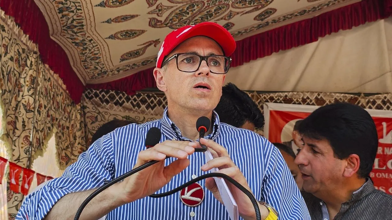  'Aur lado aapas mein': Omar Abdullah mocks AAP-Congress as BJP gains in Delhi election early trends Photograph: (PTI) 