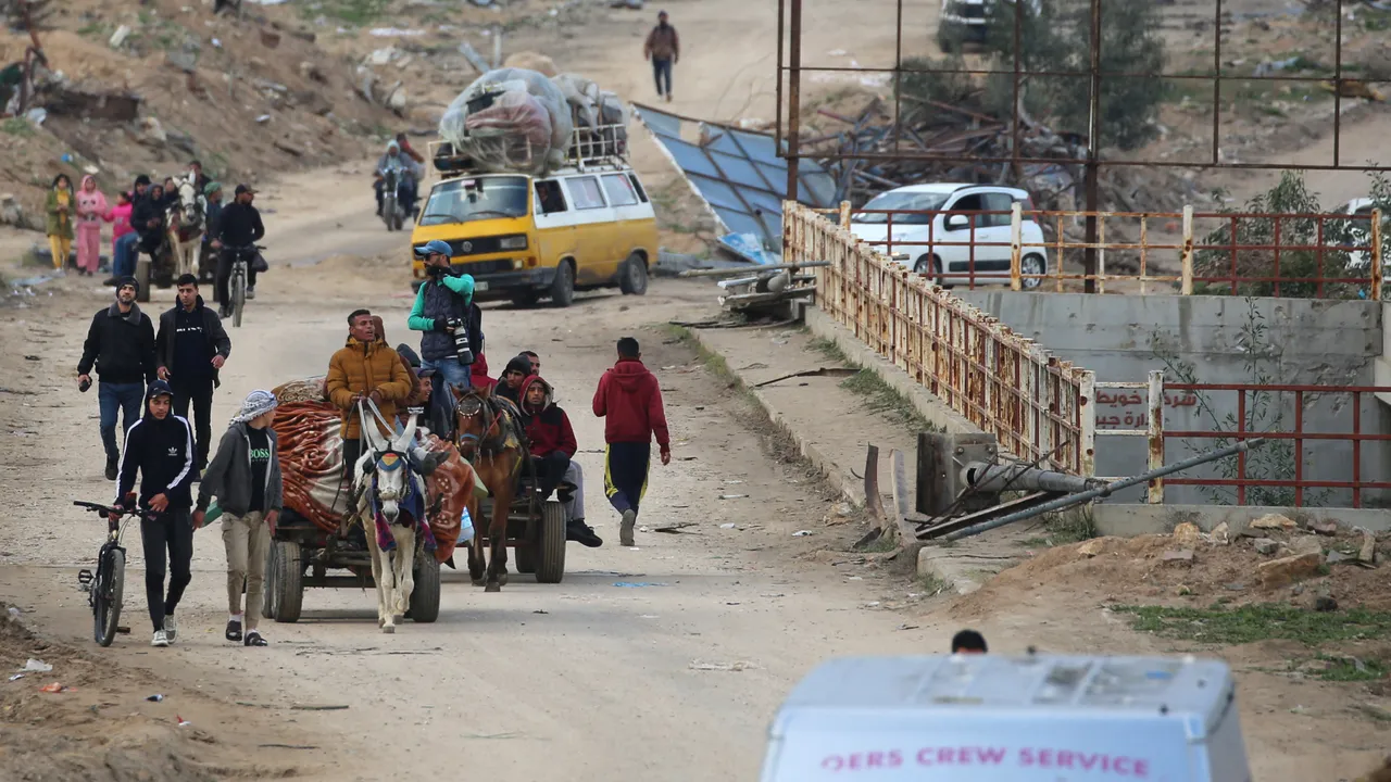  Following the withdrawal, hundreds of Palestinians, using cars and carts loaded with mattresses and other belongings, began making their way back to northern Gaza. Photograph: (AFP) 