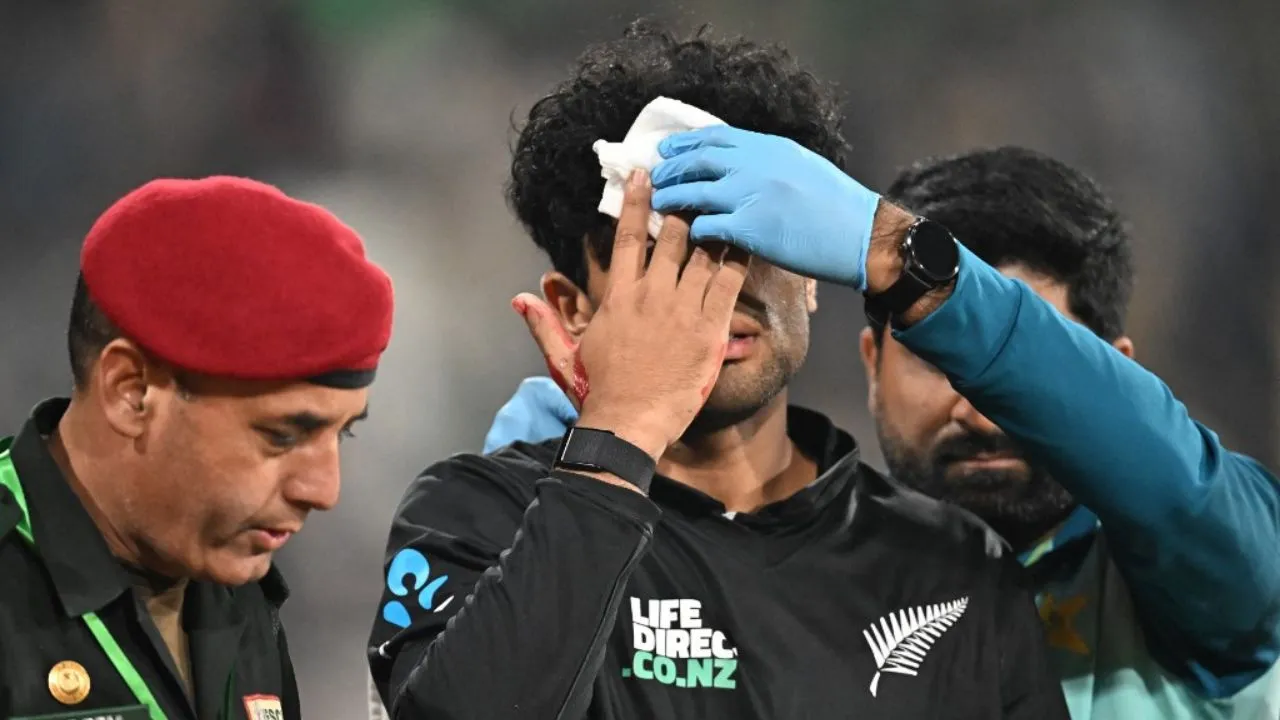  Rachin Ravindra suffers sickening head injury during tri-series clash against Pakistan – Watch Photograph: (AFP) 