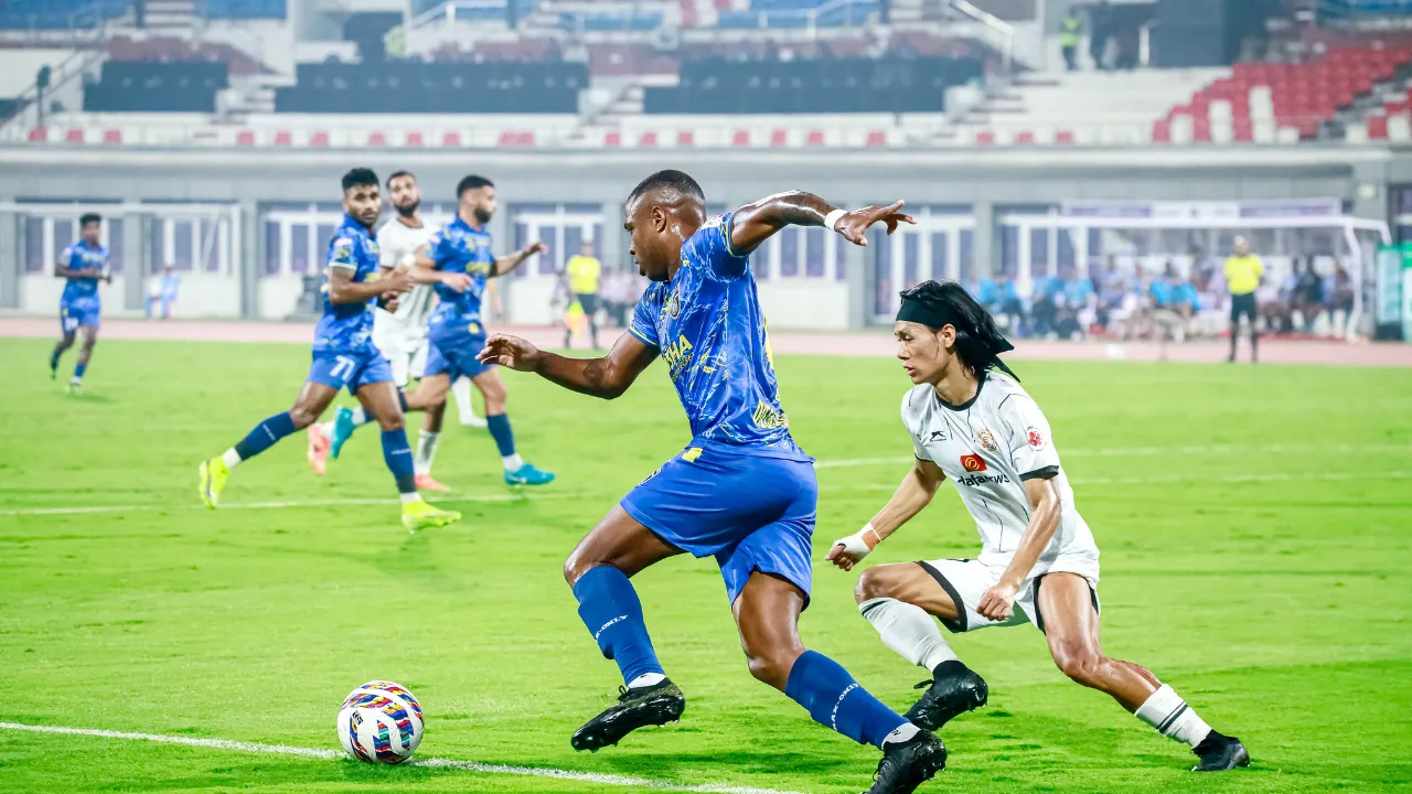  Players in action Photograph: (Others) 