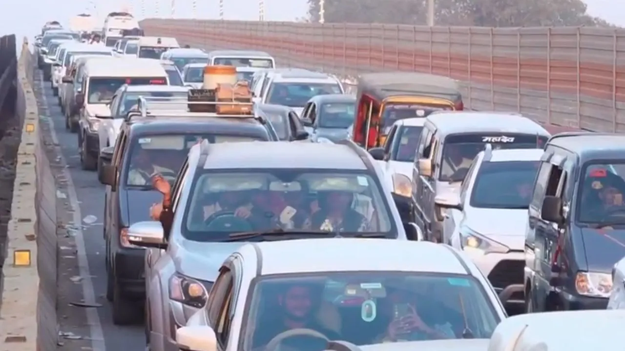  Eyewitnesses claimed that vehicles were stuck for 48 hours in long traffic jams. “It is taking almost 10-12 hours to cover a 50-km distance,” a man said. Photograph: (PTI) 