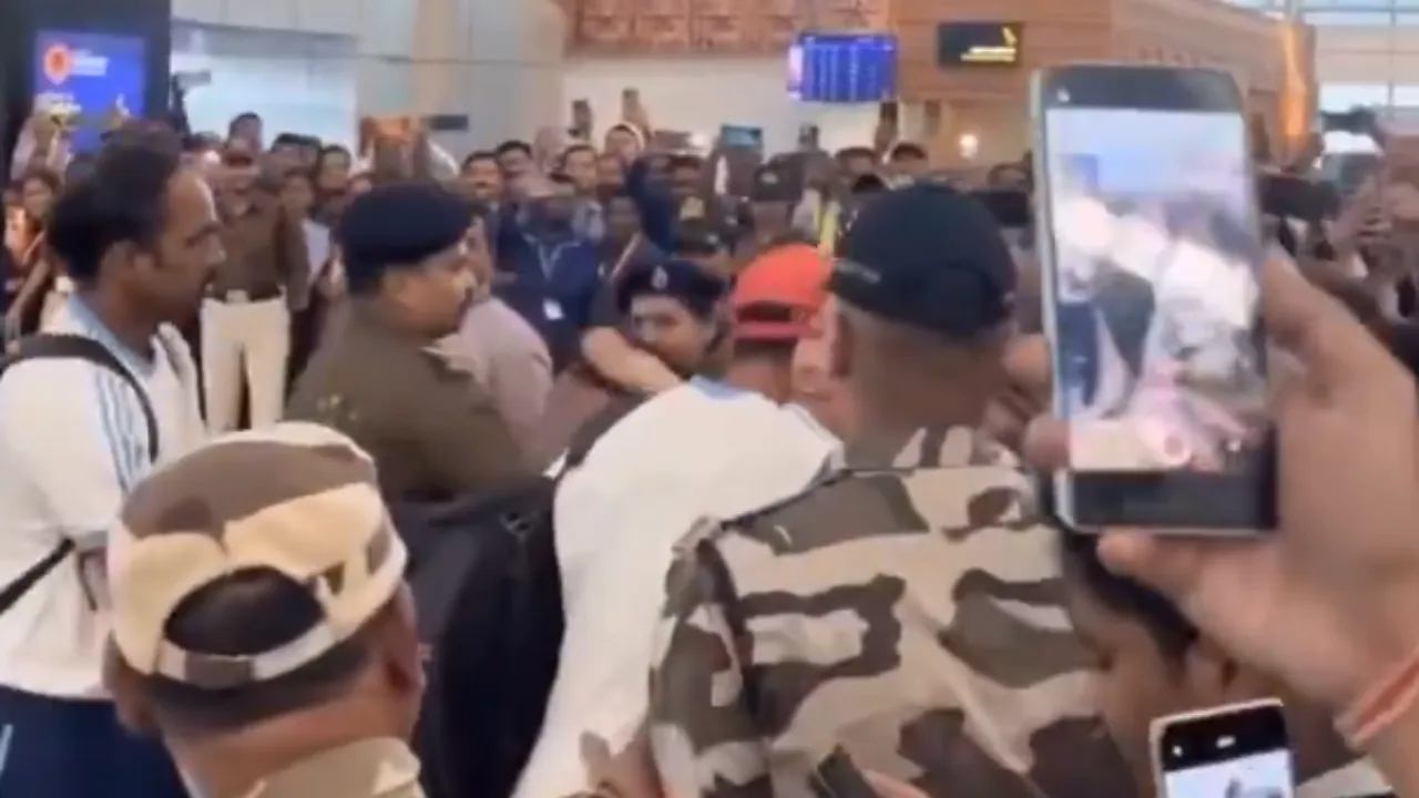  Screenshot of Virat hugging the fan Photograph: (X) 