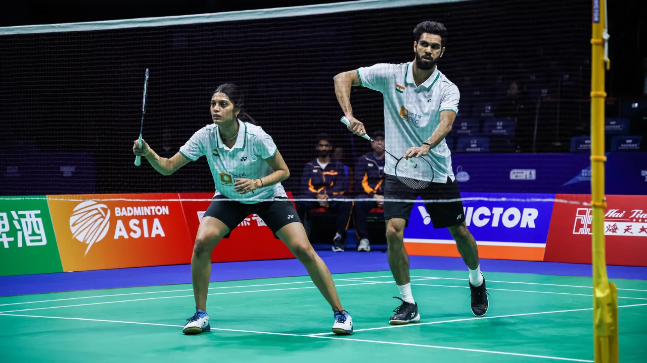  Tanisha Crasto and Dhruv Kapila in action Photograph: (Badminton Asia) 