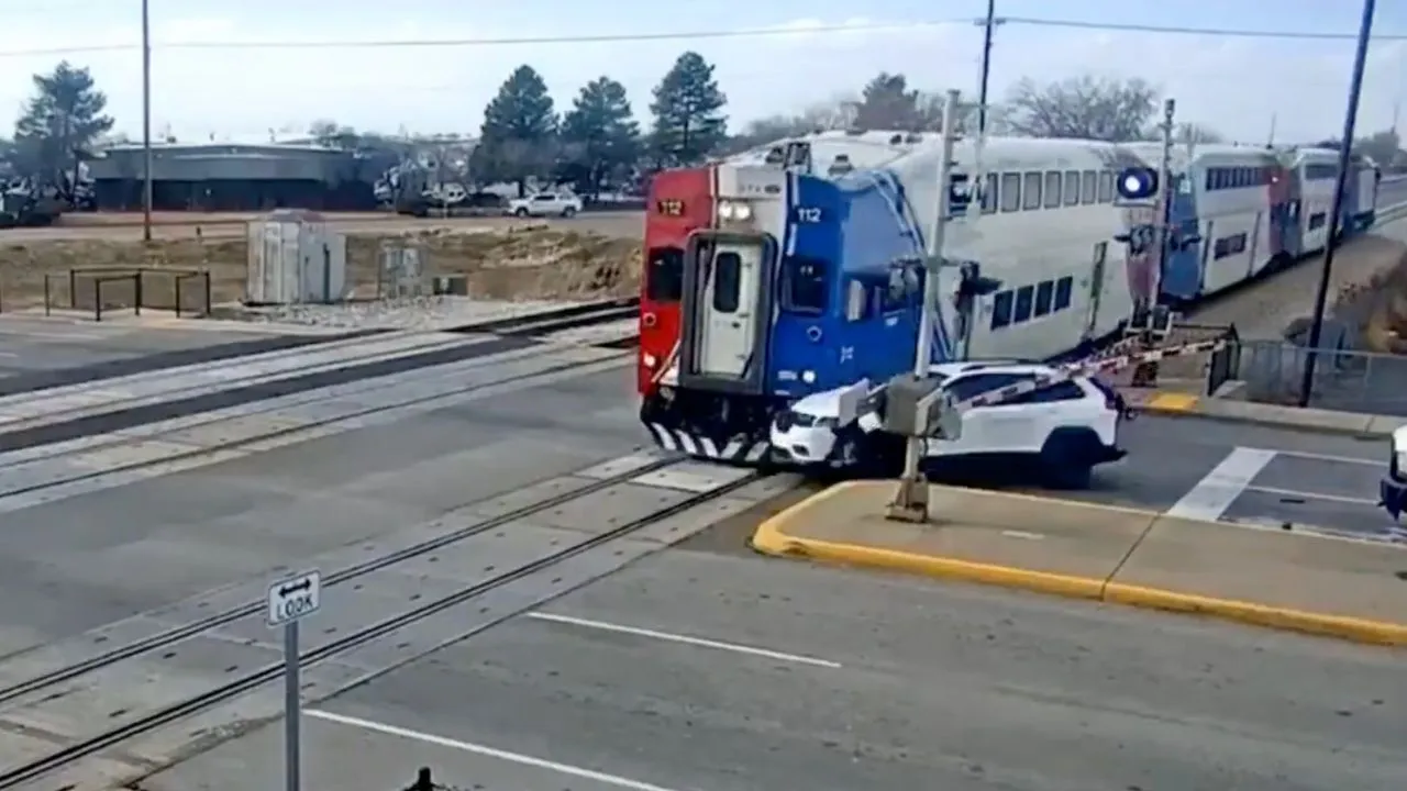  'Trains can’t stop instantly': Utah driver jumps out of SUV moments before train collision! Watch Photograph: (X) 