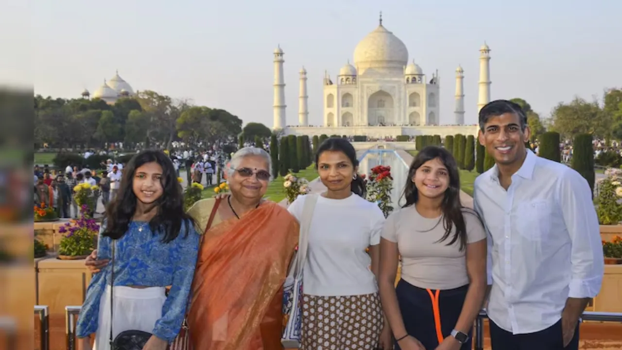  Rishi Sunak with his family at Taj Mahal  Photograph: (PTI) 