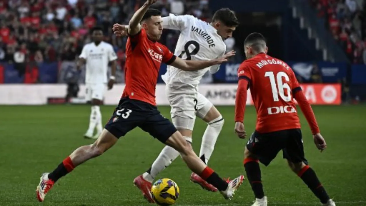  Osasuna's Spanish defender, Real Madrid's Federico Valverde and Osasuna's Moi Gomez vie for the ball Photograph: (AFP) 