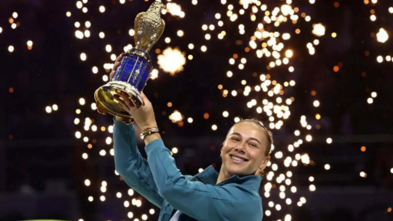 Amanda Anisimova with her trophy Photograph: (AFP) 