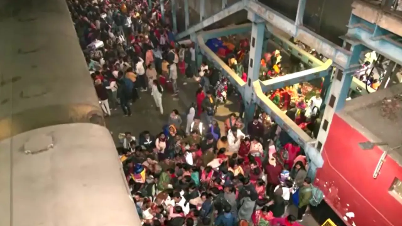  RPF flags ‘lapses’ behind New Delhi railway station stampede Photograph: (Reuters) 