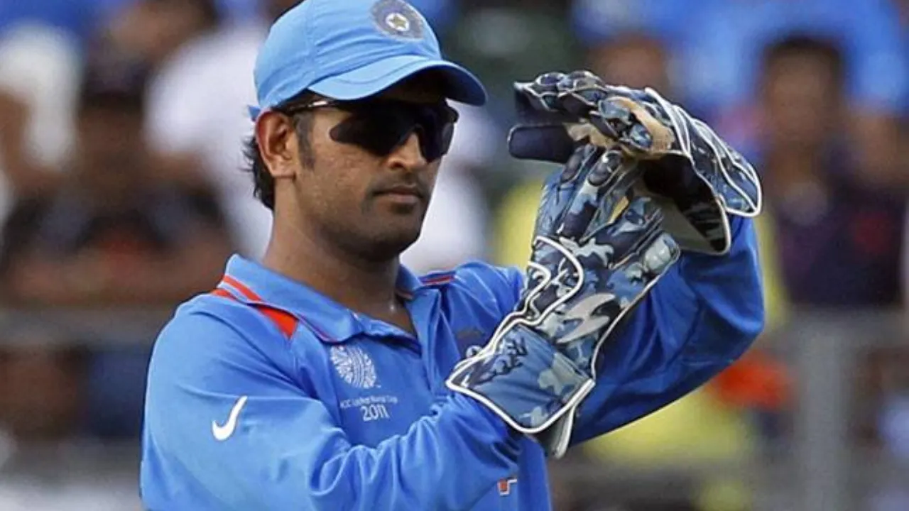  Dhoni asking for a DRS Photograph: (x) 