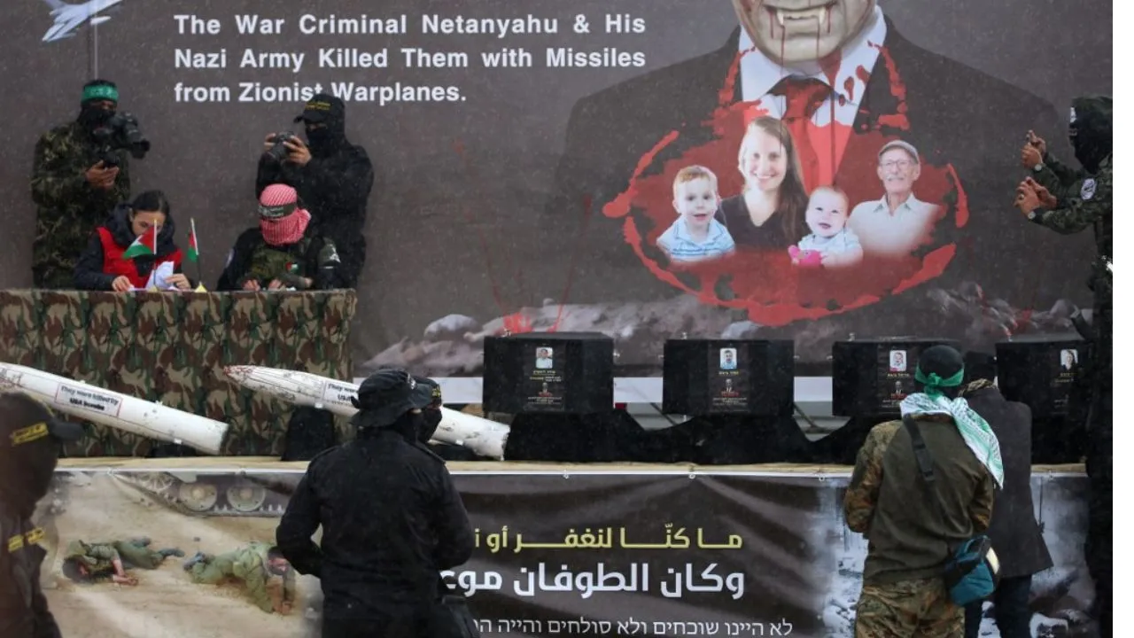  Hamas hands over bodies of four Israeli hostages, including mother and young sons Photograph: (AFP) 
