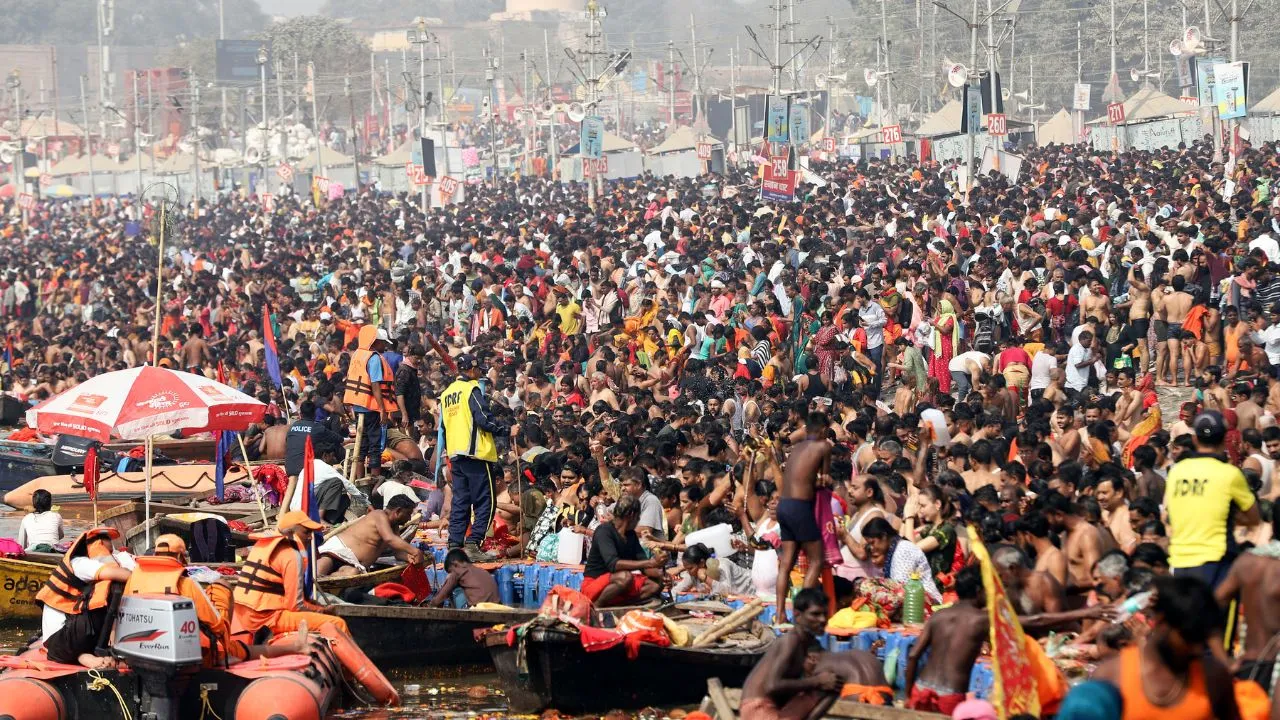  Mahakumbh: Devotees continue to arrive in large numbers at Triveni Sangam Photograph: (ANI) 