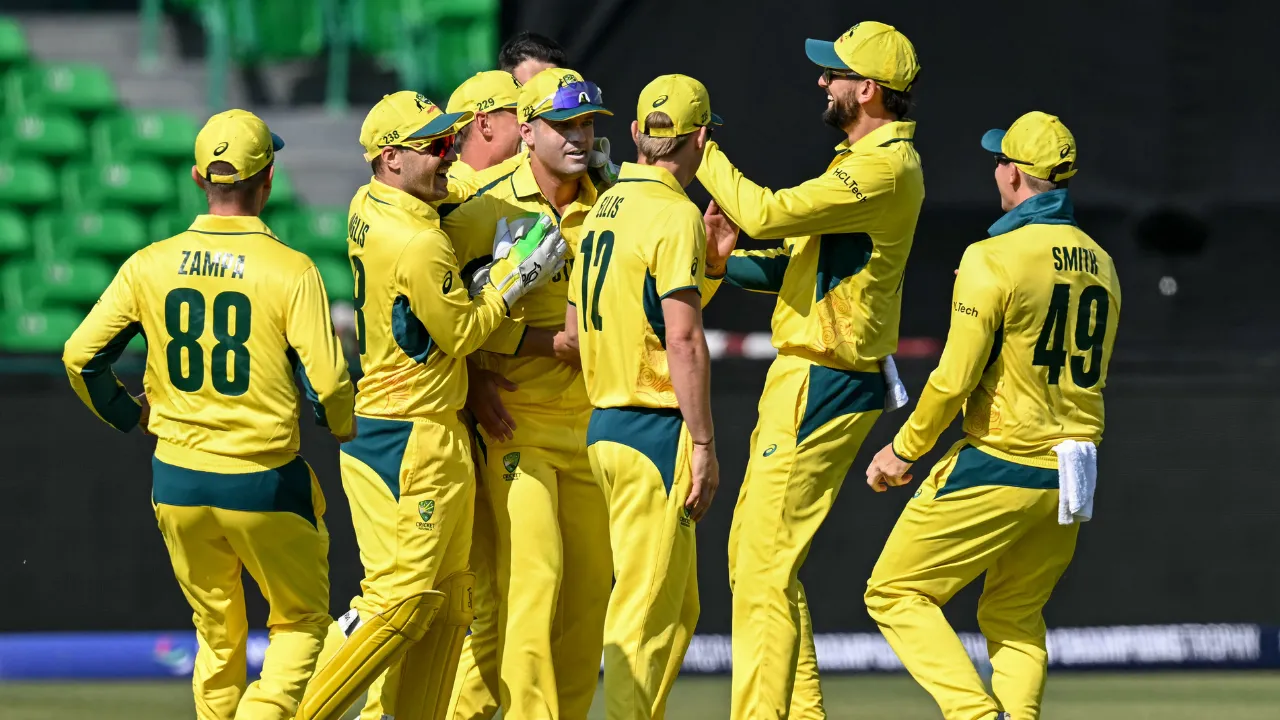  Champions Trophy 2025: Alex Carey takes one-handed STUNNER to dismiss Phil Salt - WATCH Photograph: (AFP) 