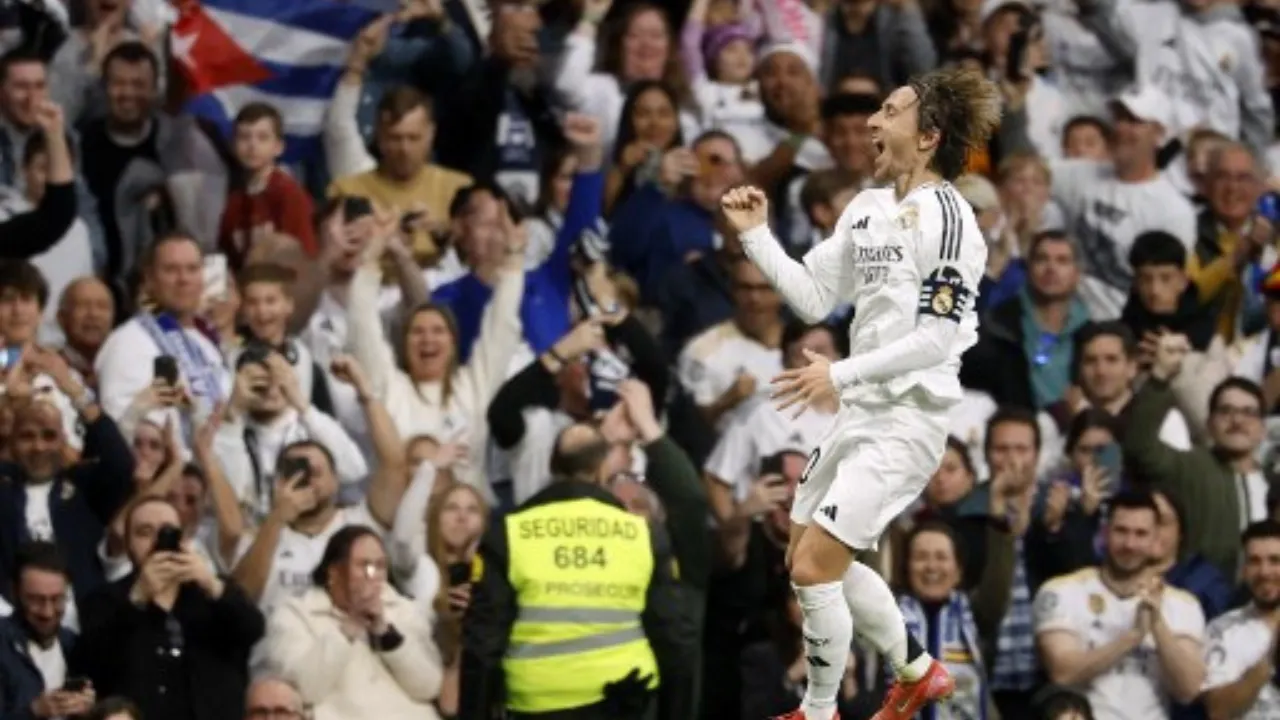  Luka Modric celebrates his goal Photograph: (AFP) 